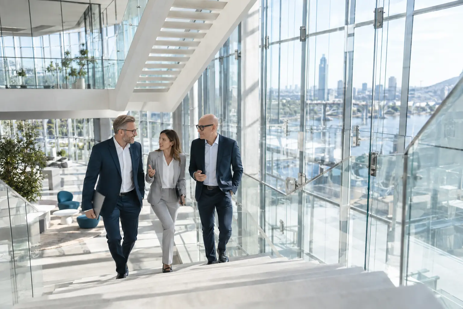 Rheinland Consulting im Austausch mit einem mittelständischen Team